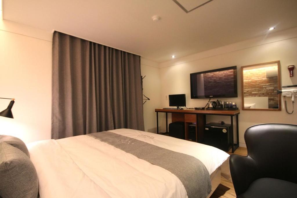 Postel nebo postele na pokoji v ubytování Yeonsan Oops Hotel