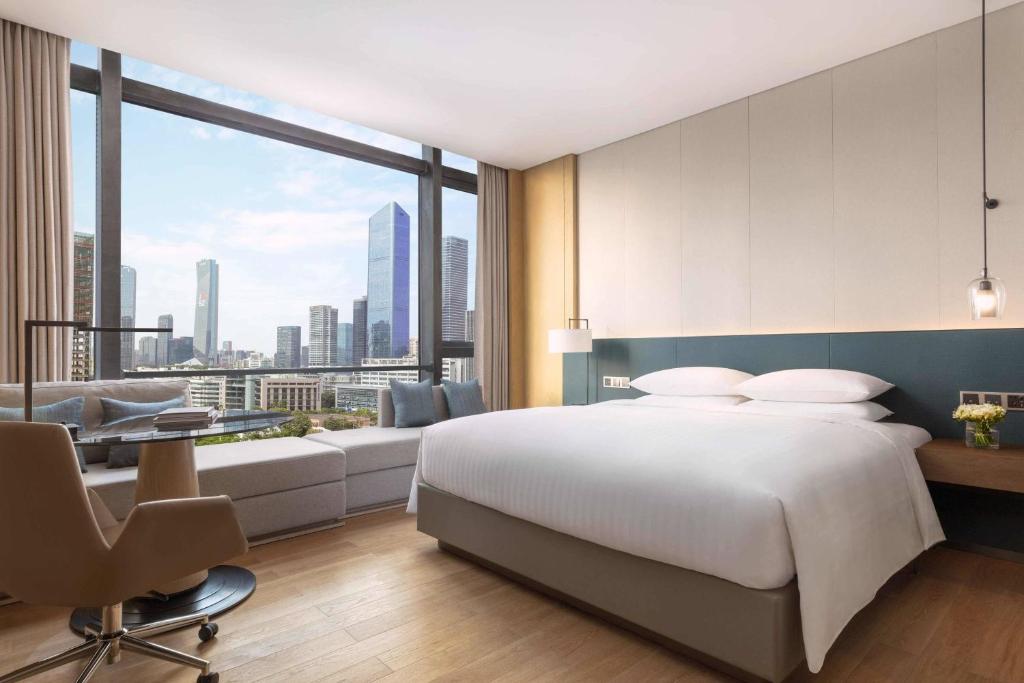Postel nebo postele na pokoji v ubytování Courtyard by Marriott Shenzhen Bay