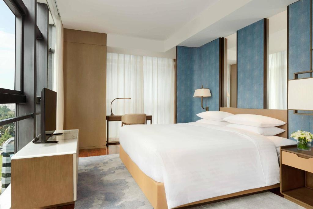 Postel nebo postele na pokoji v ubytování Courtyard by Marriott Shenzhen Bay