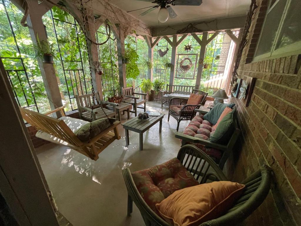sala de estar con sillas, mesas y ventanas en Mary's Place - Studio surrounded by nature but close to High Point, en High Point