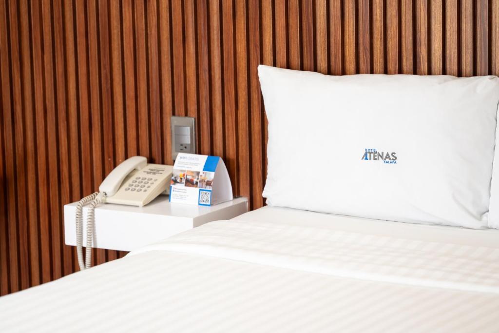 Postel nebo postele na pokoji v ubytování Hotel Atenas