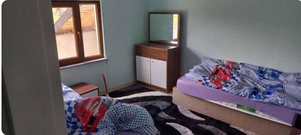 um quarto com uma cama, uma cómoda e um espelho em Celebi Home em Arnavutköy