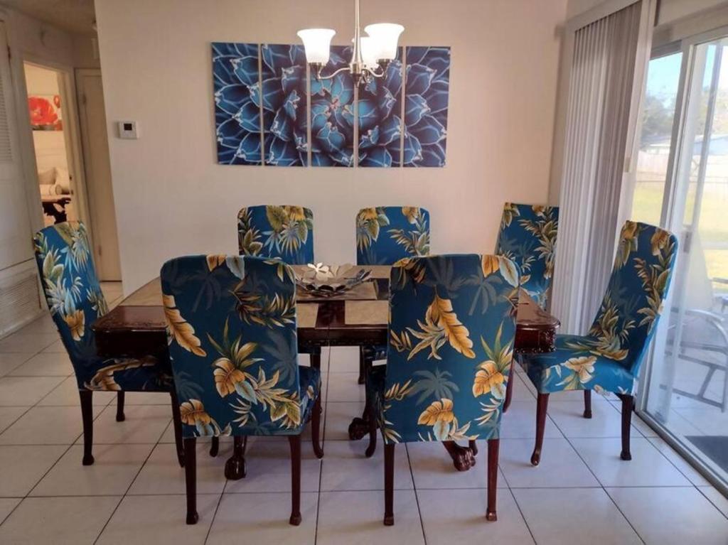 a dining room with a table and chairs at House of Blues-3 Bedrooms+GameRoom in Orlando