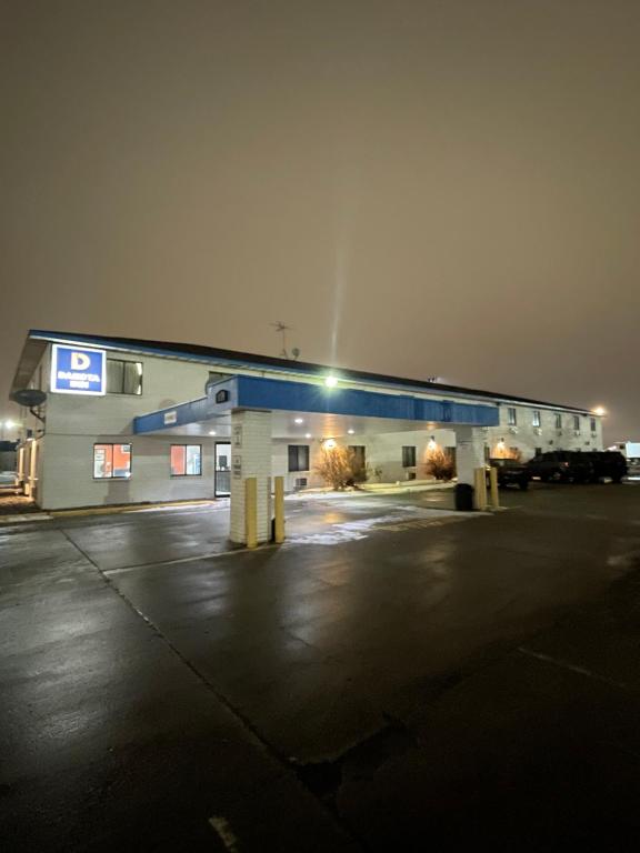 eine Tankstelle mit einem Schild auf einem Parkplatz in der Unterkunft Dakota inn in Fargo