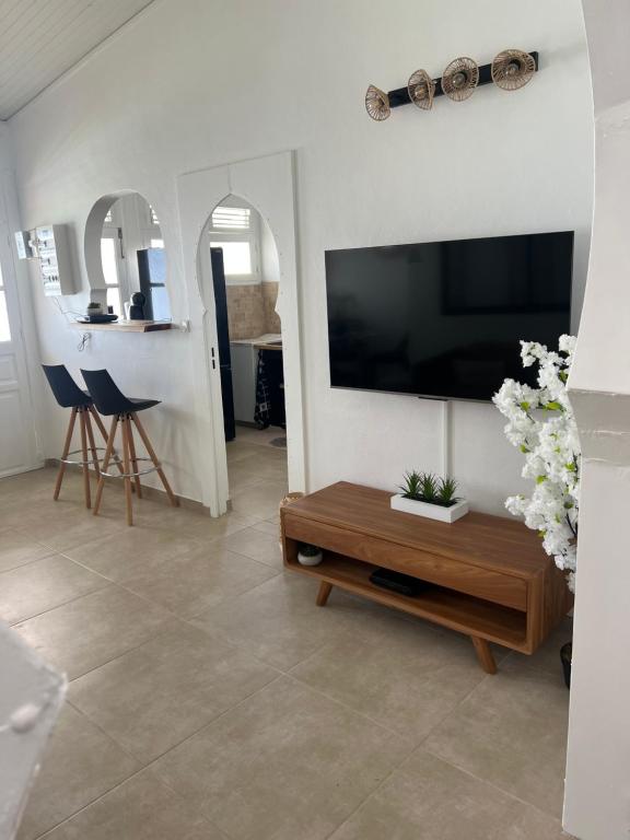 TV a/nebo společenská místnost v ubytování Appartement 2 chambres Sainte-Luce