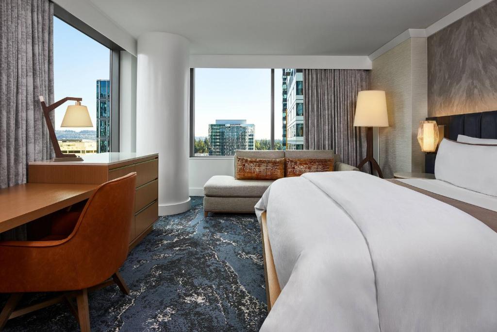 Postel nebo postele na pokoji v ubytování The Westin Bellevue