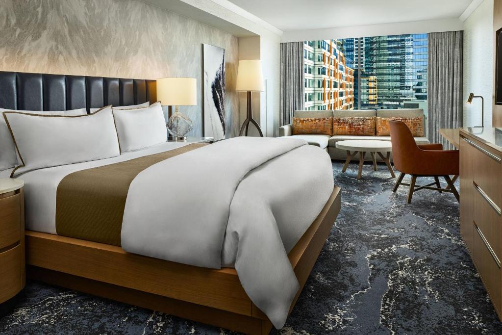 Postel nebo postele na pokoji v ubytování The Westin Bellevue
