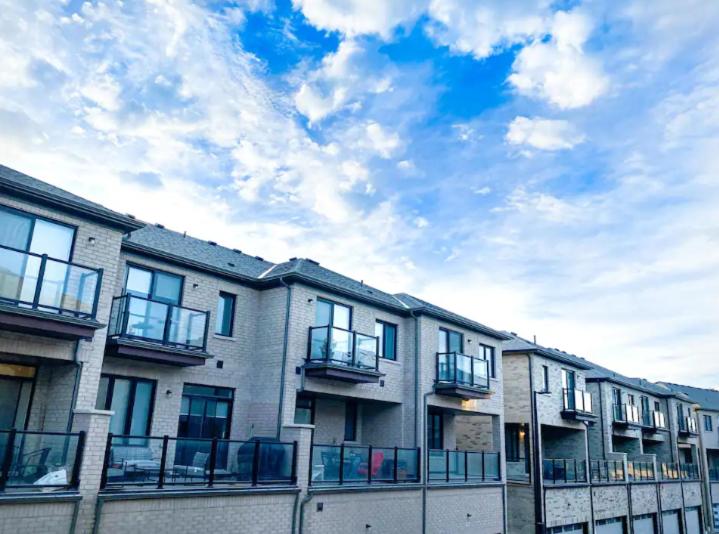 un edificio con balcones en un lateral en Dockside Luxury Living Bedroom Bathroom en Whitby