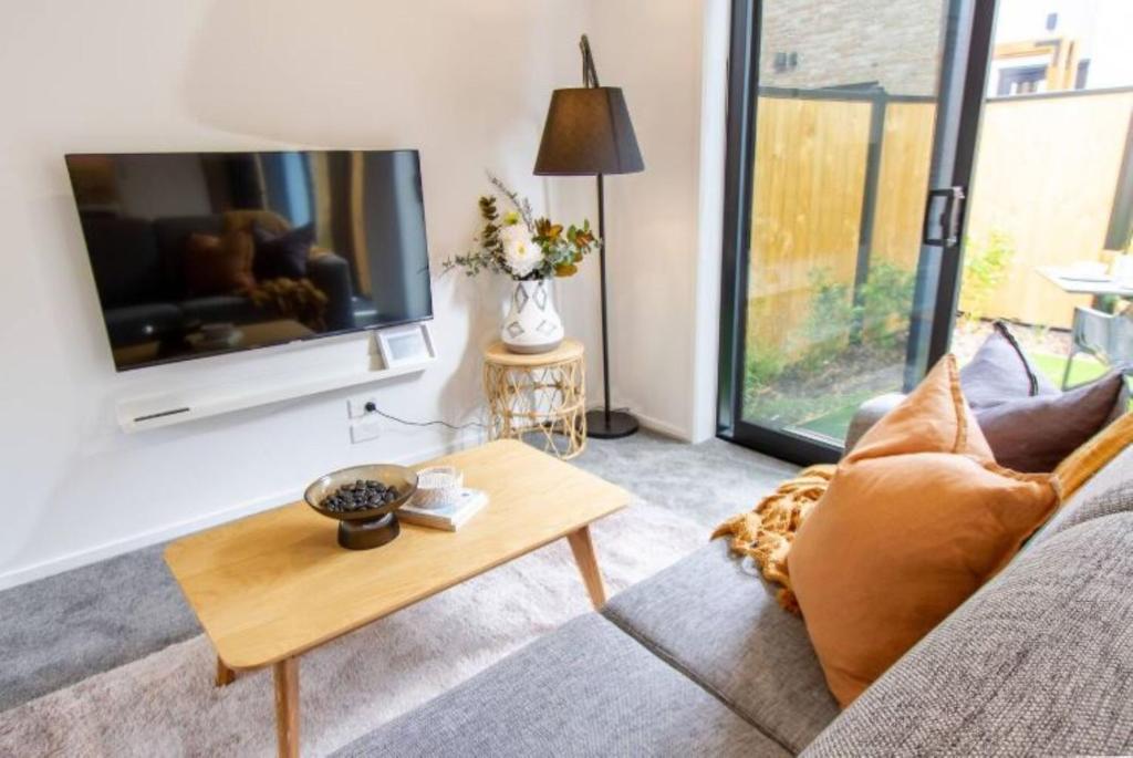 Entertainment Hub 2 bed 2 bath with Free Car park - Resim 11