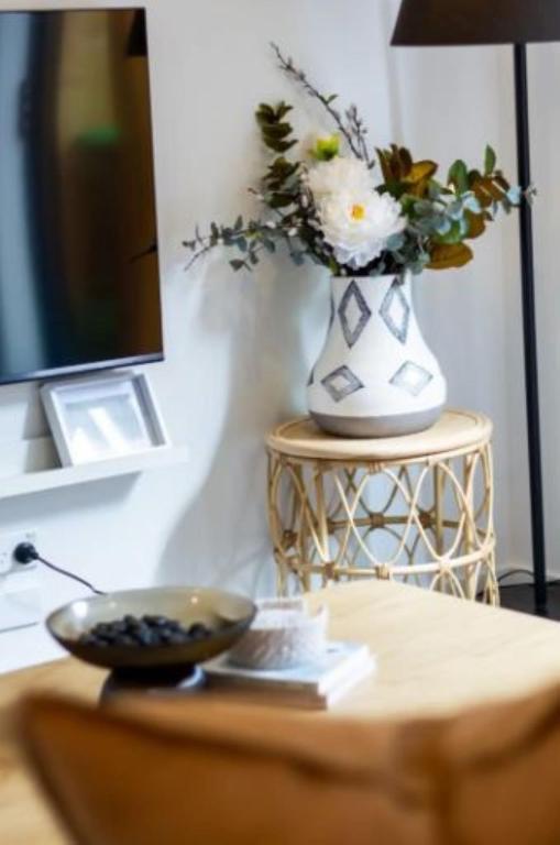 Entertainment Hub 2 bed 2 bath with Free Car park - Resim 12