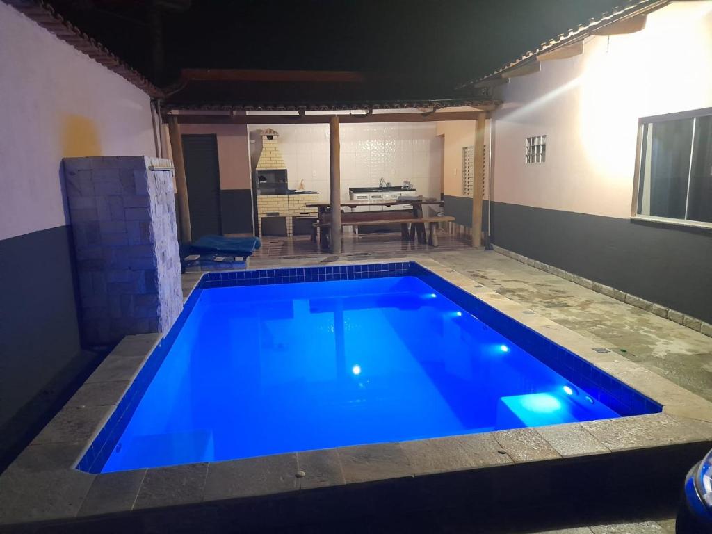 uma grande piscina azul numa casa em Casa Maria em Pirenópolis