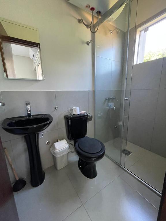 ein Bad mit einem WC, einem Waschbecken und einer Dusche in der Unterkunft Amplio departamento a estrenar en Asunción, excelente ubicación in Asunción