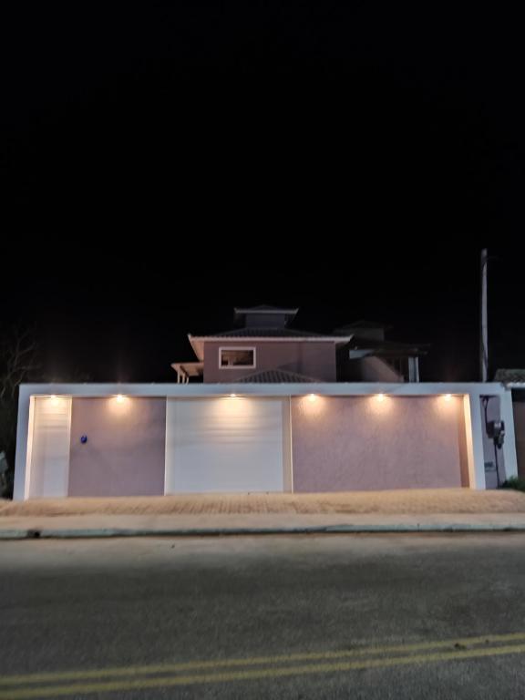 un edificio con luces de noche. en Oceano Residence, en Búzios