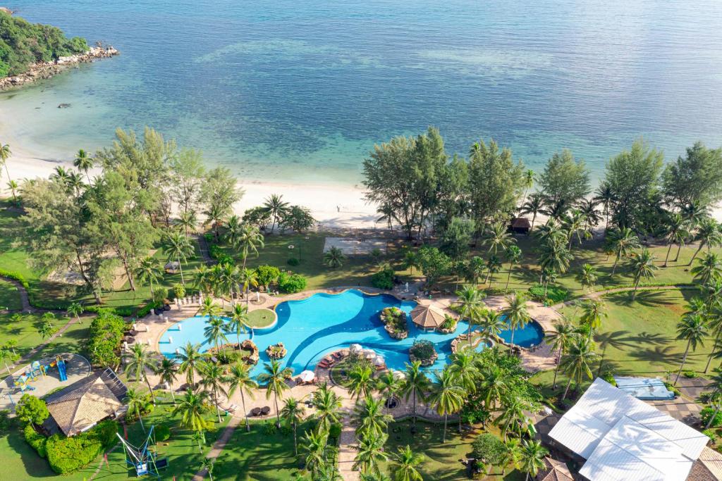 una vista aérea de un complejo con piscina en Nirwana Resort Hotel, en Lagoi