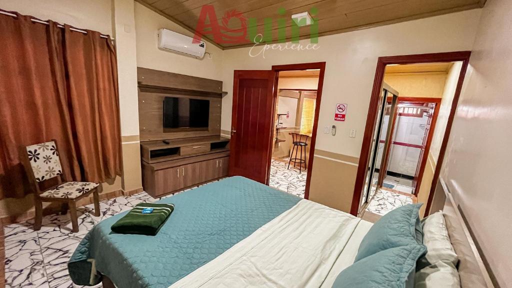 een slaapkamer met een bed en een tv in een kamer bij Cómodo departamento en Cobija in Cobija