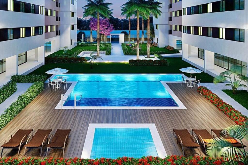 una piscina en medio de un edificio en Apartamento Moderno e Tranquilo, en Recife