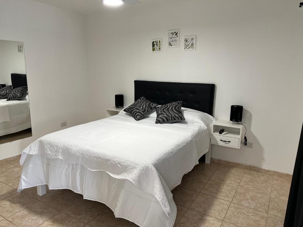 ミナ・クラベロにあるBella Luna apartのベッドルーム1室(白いベッド1台、枕2つ付)