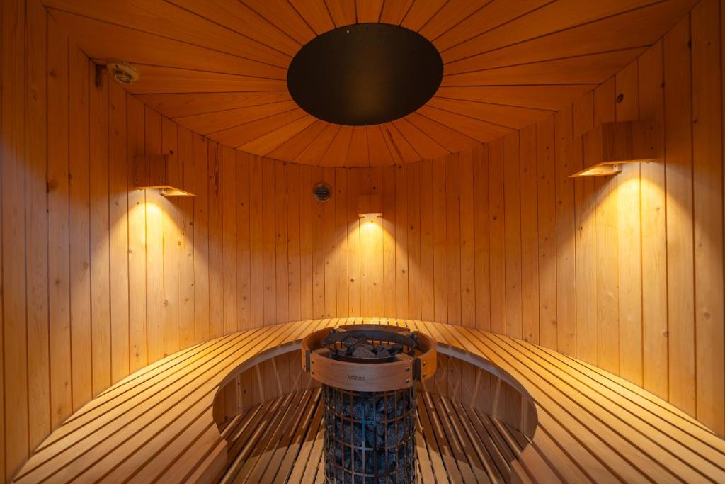a sauna with a toilet in the middle at HUBHUB横浜天王町 in Yokohama
