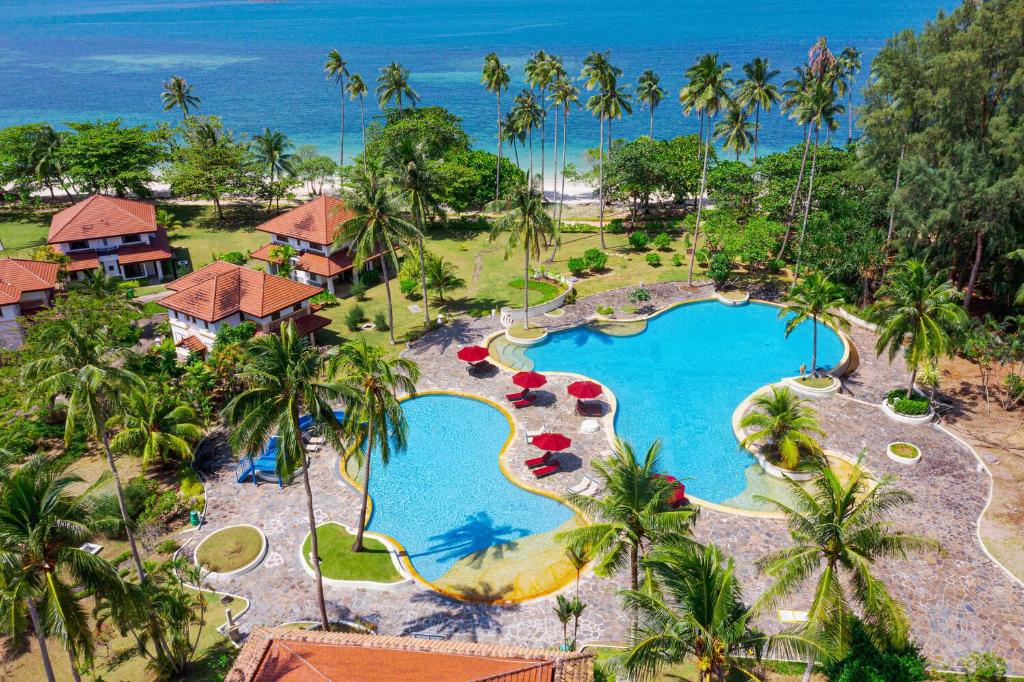 einen Luftblick auf ein Resort mit einem Pool in der Unterkunft Banyu Biru Villa in Lagoi
