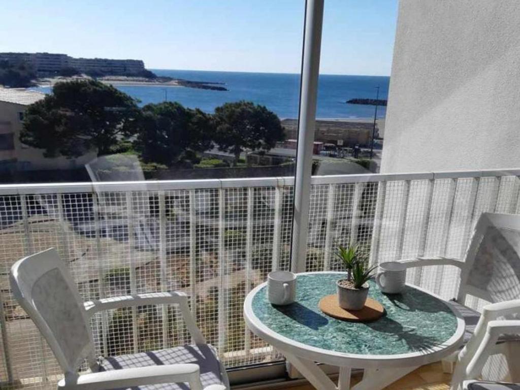 Photo de la galerie de l'établissement Studio cabine face plage avec parking, ascenseur, local vélos - 30m de la mer, commerces à pied - FR-1-338-522, à Sète