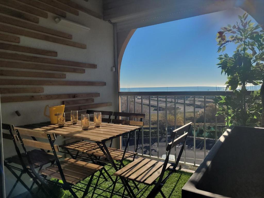 einen Tisch und Stühle auf einem Balkon mit Aussicht in der Unterkunft Appartement Palavas-les-Flots, 2 pièces, 5 personnes - FR-1-715-89 in Palavas-les-Flots