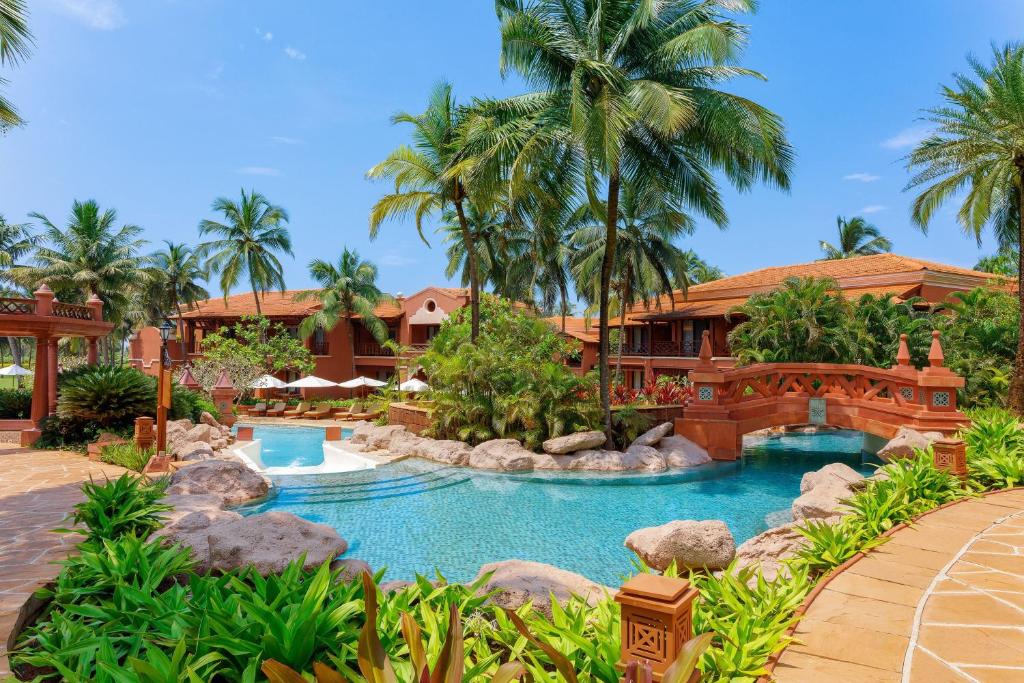 um resort com piscina e um resort em ITC Grand Goa, a Luxury Collection Resort & Spa, Goa em Utorda