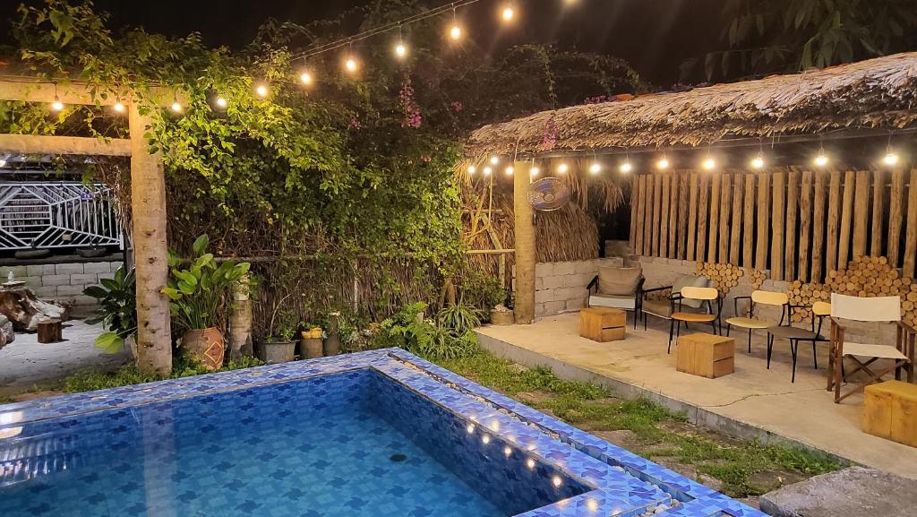 Bazén v ubytování Ha Giang Loop Hostel & Tours nebo v jeho okolí