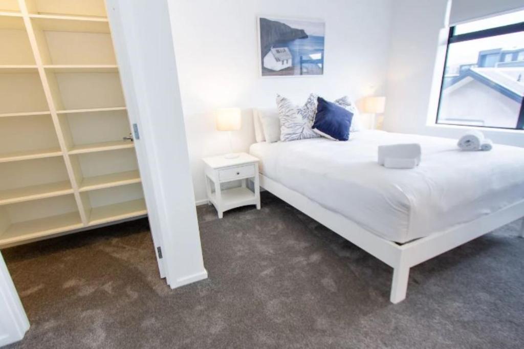 Entertainment Hub 2 bed 2 bath with Free Car park - Resim 24