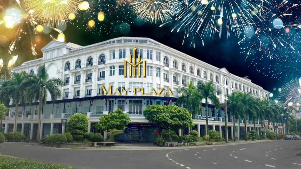 un gran edificio blanco con un cartel. en MAY PLAZA HOTEL en Thái Nguyên