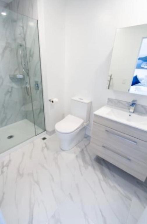 Entertainment Hub 2 bed 2 bath with Free Car park - Resim 29