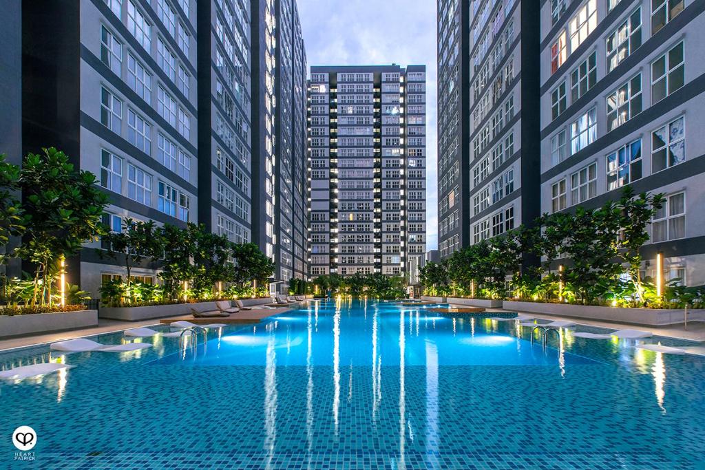 une grande piscine dans une ville avec de grands bâtiments dans l'établissement FeN D HomeStay at Bangi / Kajang / Putrajaya, à Kajang
