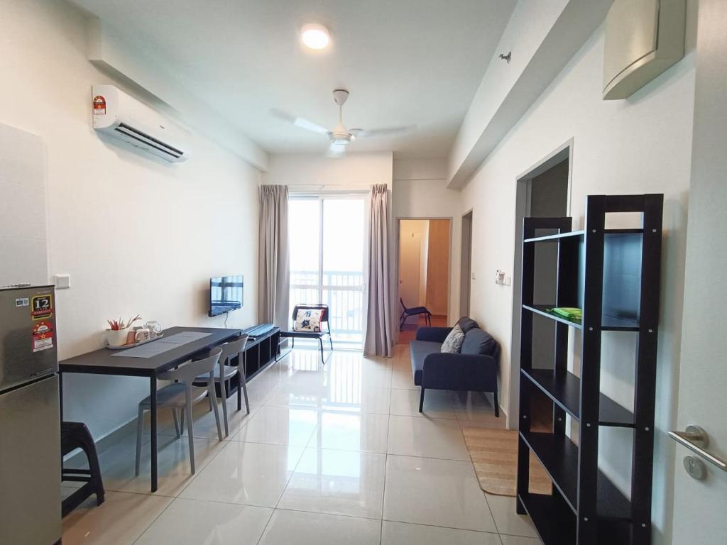 uma sala de estar com uma cozinha e uma sala de jantar em Plaza at Kelana Jaya By Kenangan Home 2 Bedroom Balcony em Petaling Jaya