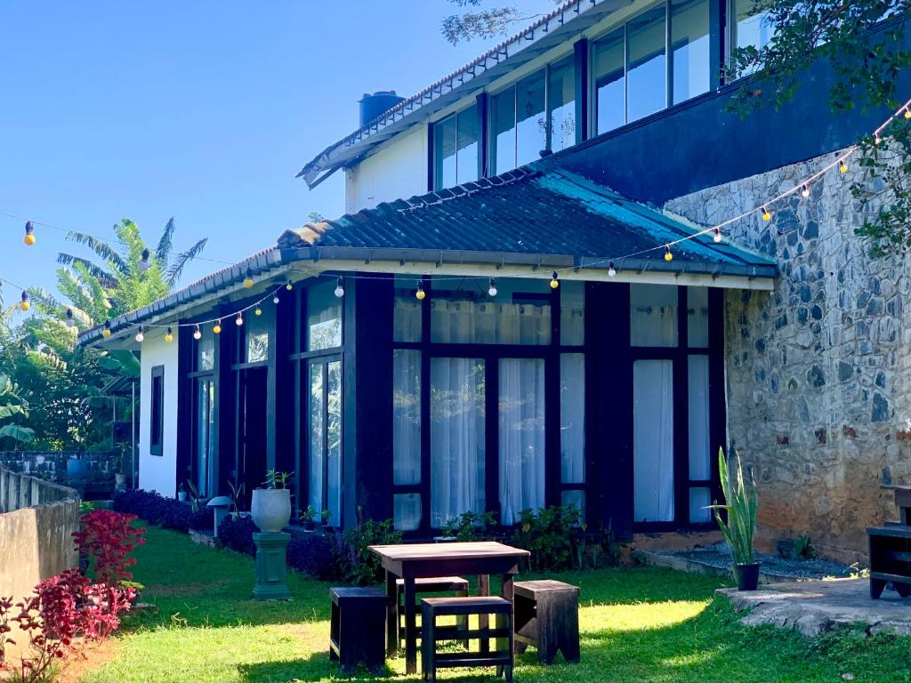 康提的住宿－Miracle Trail Kandy，院子里带野餐桌的房子