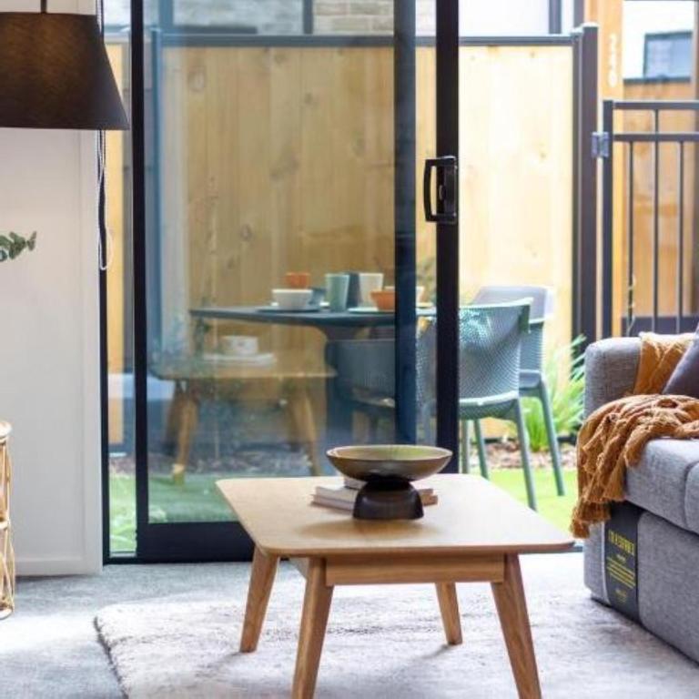 Entertainment Hub 2 bed 2 bath with Free Car park - Resim 10