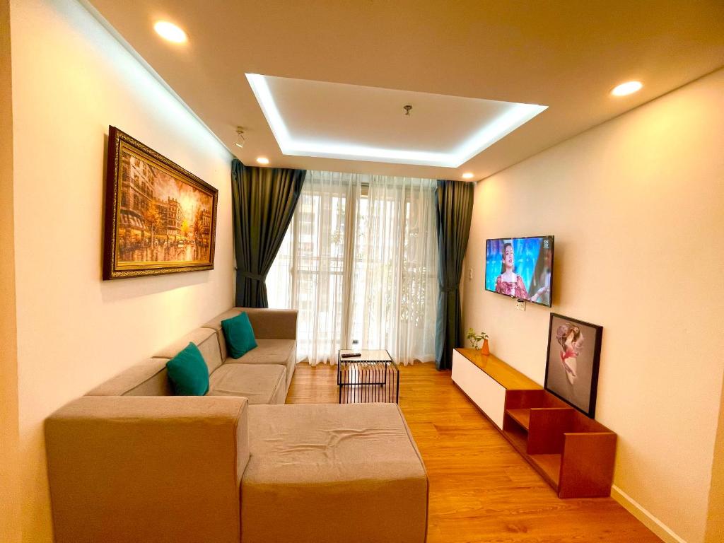 un soggiorno con un grande divano in una camera di Lee's apartment at Scenicvalley ad Ho Chi Minh