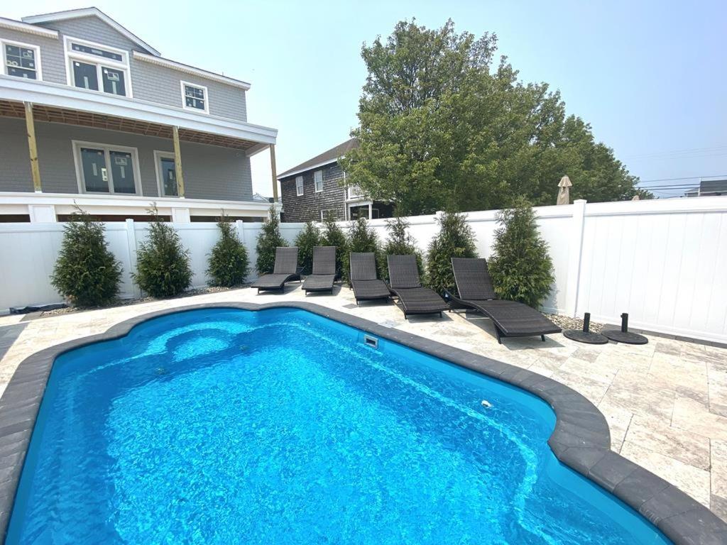 una piscina frente a una casa en Vacation Rental With Pool On Lbi, en Beach Haven