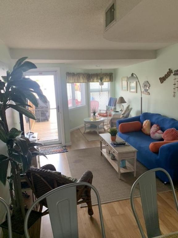 ein Wohnzimmer mit einem blauen Sofa und einem Tisch in der Unterkunft Brant Beach 2 Bedroom 1 Bath Ocean Side Condo in Brighton Beach