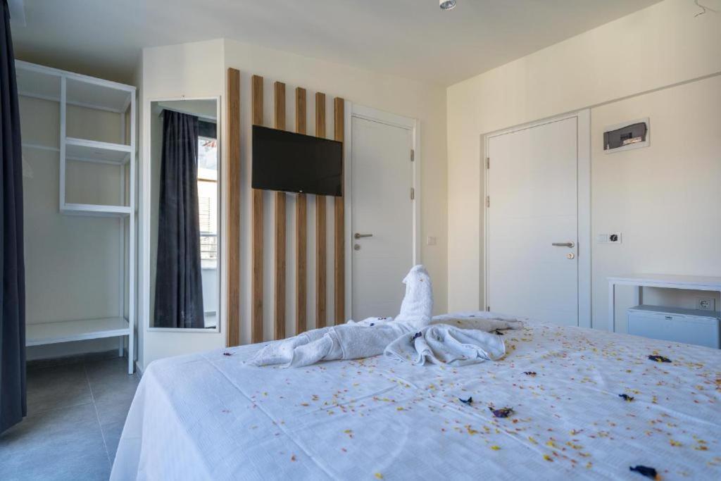um quarto com uma cama grande com uma bagunça em Yuvam Prime Beach Hotel em Marmaris