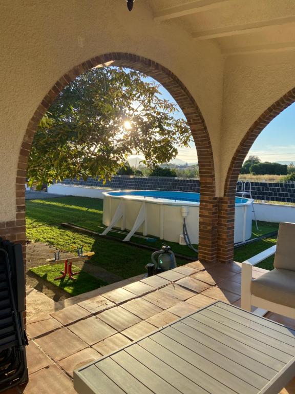 einen Torbogen auf einer Terrasse mit Poolblick in der Unterkunft Alleinstehende Villa mit Pool-Finca Gabriela in Oliva