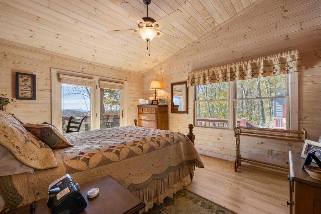 1 dormitorio con cama y ventana grande en Peak Living Mountain Home With Fireplace, en Swiss