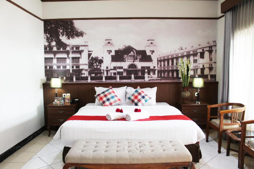 Postel nebo postele na pokoji v ubytování Hotel Pelangi Malang, Kayutangan Heritage