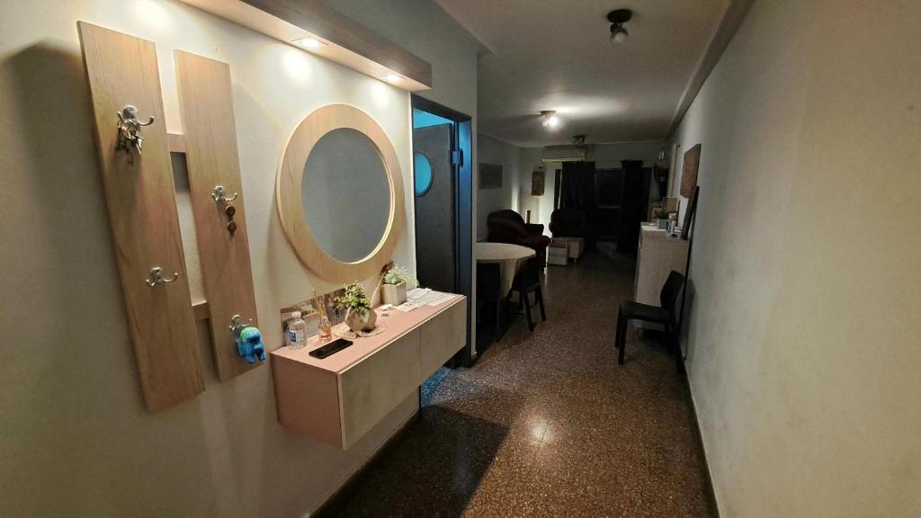 uma casa de banho com um lavatório e um espelho na parede em Dpto amplio de categoria en Tucumán em San Miguel de Tucumán