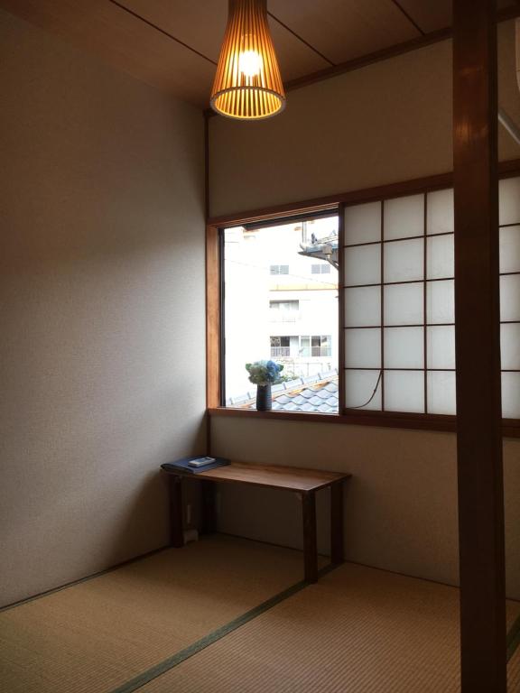 a room with a bench and a window at Guesthouse Hakuka in Kanazawa