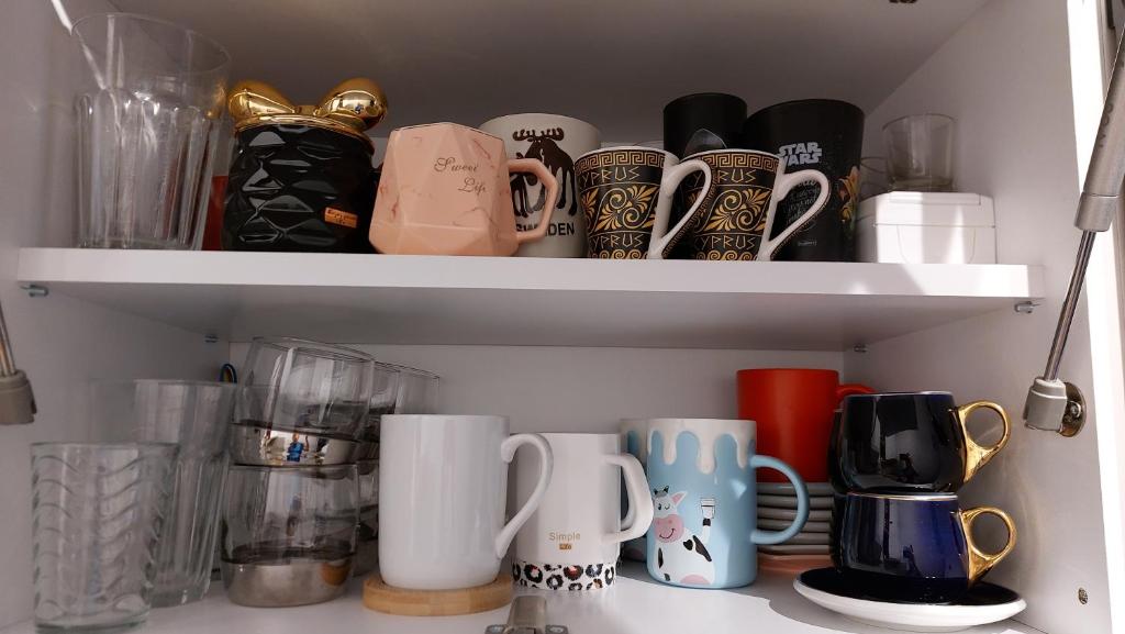 Fasilitas pembuat kopi dan teh di Apartman Kiara