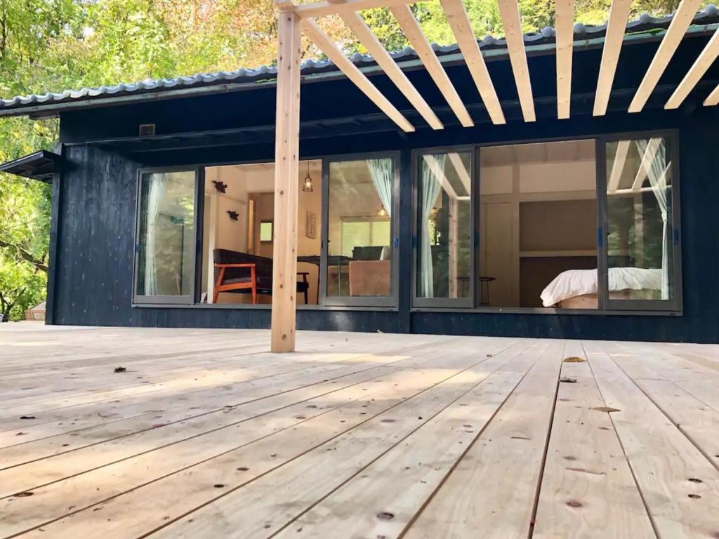 una casa con pavimento in legno e terrazza di Hoshinaya - Vacation STAY 45451v a Nagano