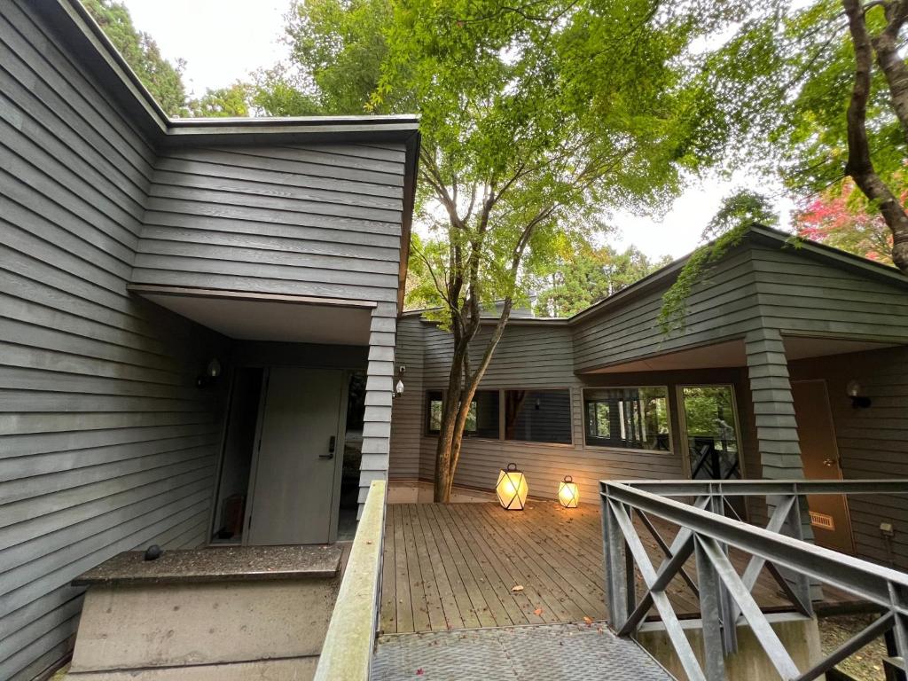ein Haus mit einer Veranda und einem Gebäude in der Unterkunft Mizuho Highland - Camp - Vacation STAY 42325v 