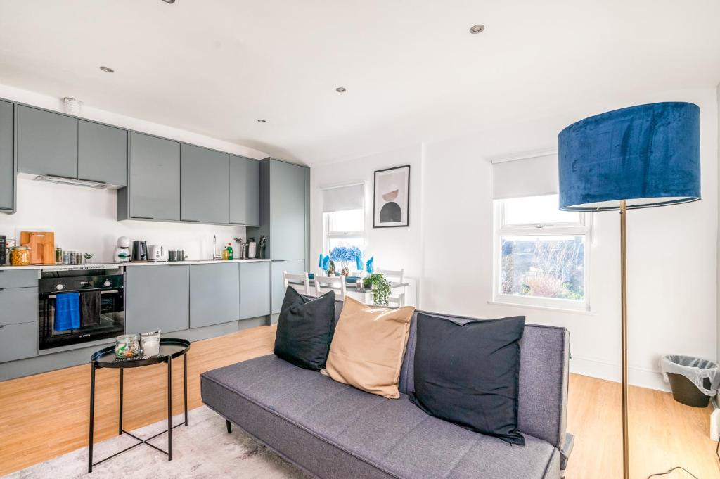 倫敦的住宿－LiveStay - Modern Apartments on Acton Lane，带沙发的客厅和厨房