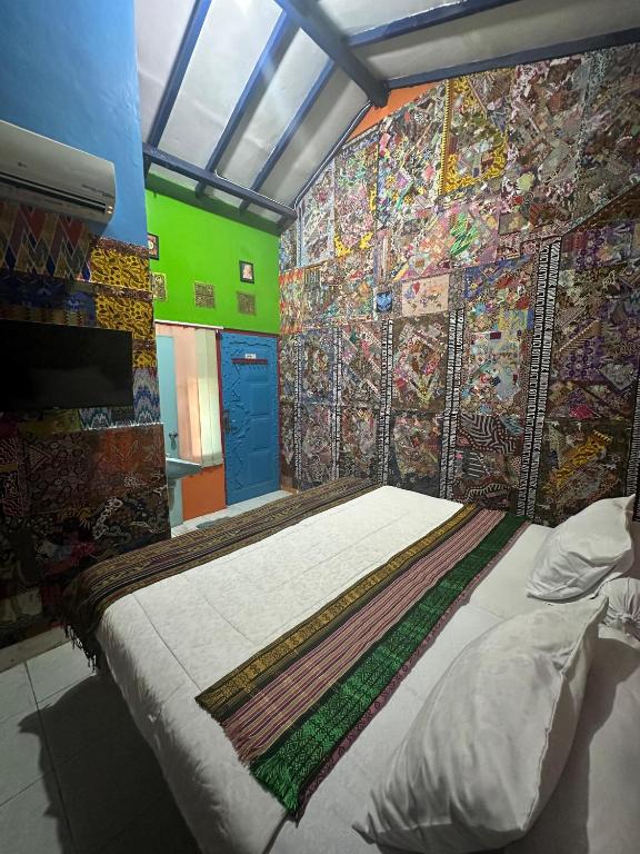 Postel nebo postele na pokoji v ubytování Pelemkecut Double-Degree Syariah Accommodation