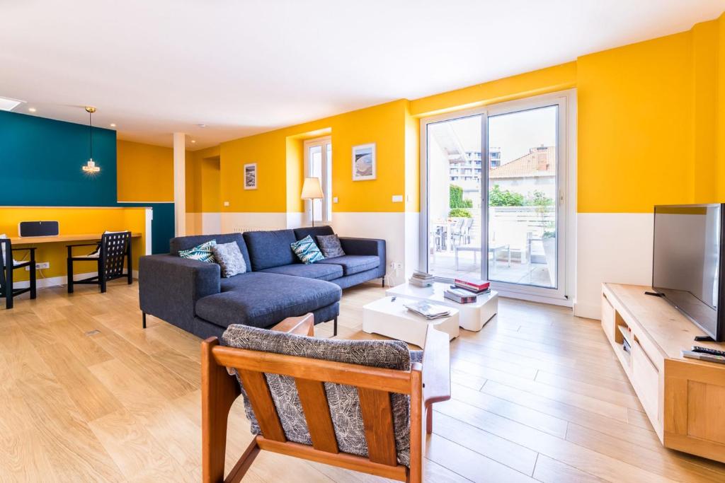 Ruang duduk di LES HALLES KEYWEEK Duplex with Terrace and Parking in Biarritz Center