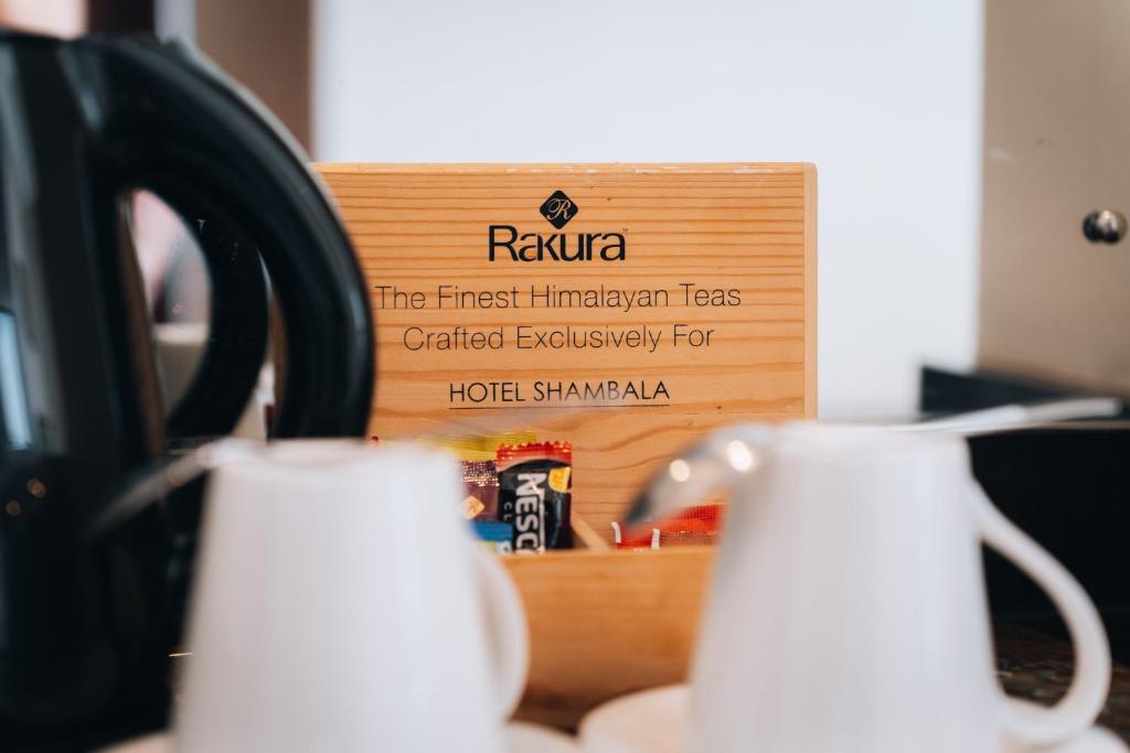 Příslušenství pro přípravu čaje a kávy v ubytování Hotel Shambala